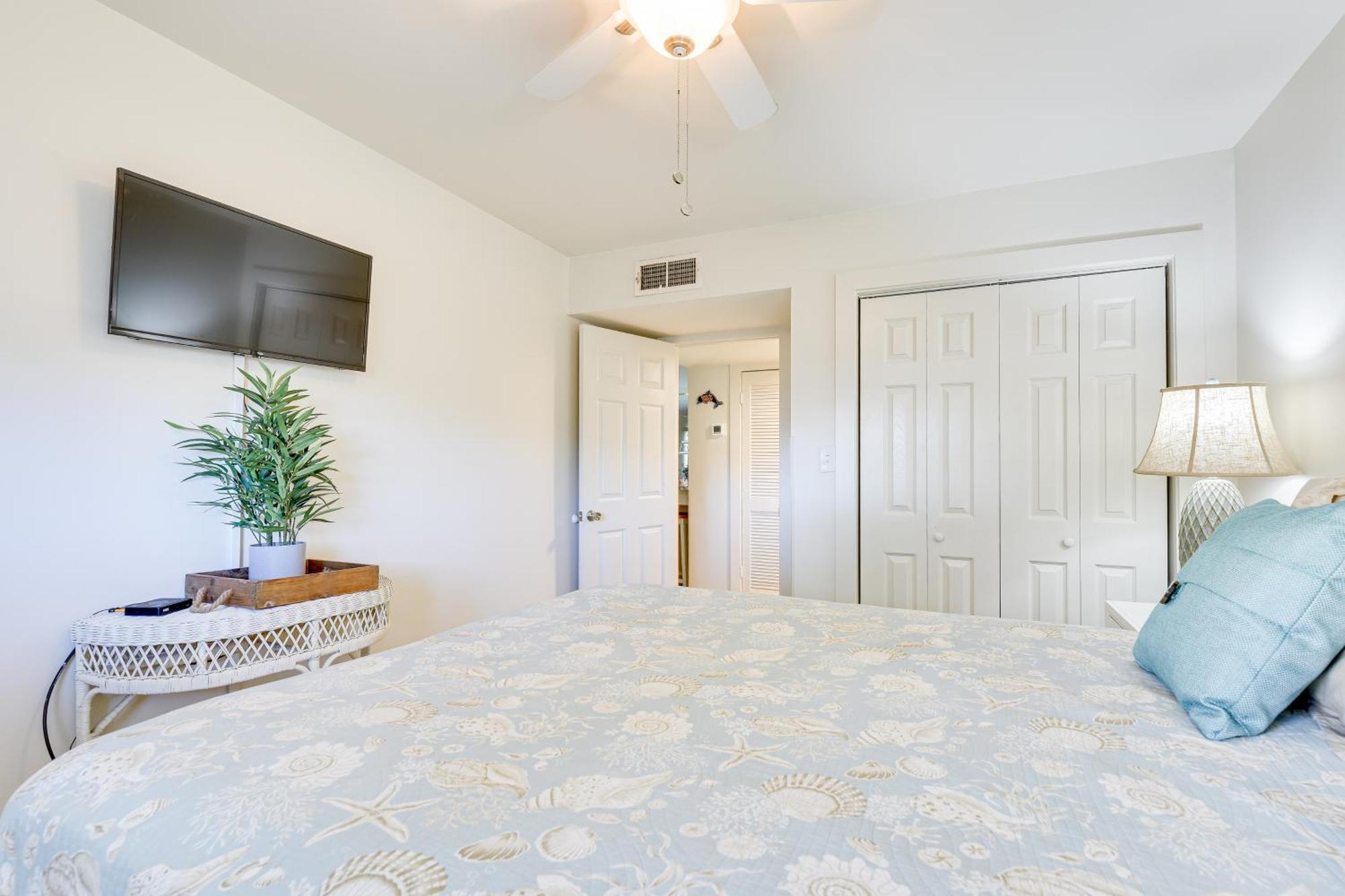 Miramar With Pool Access Walk To Beach! *