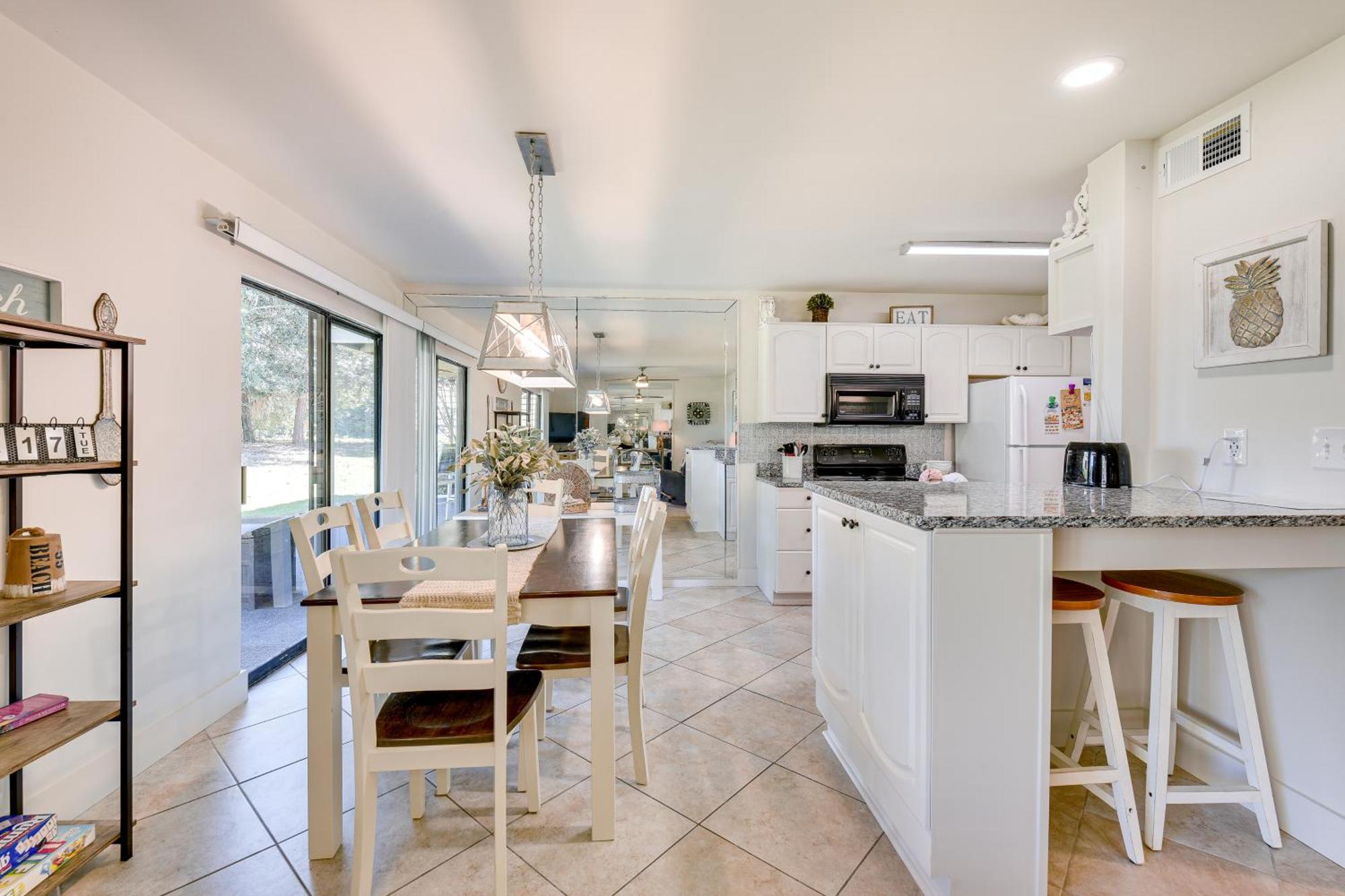 Miramar With Pool Access Walk To Beach!