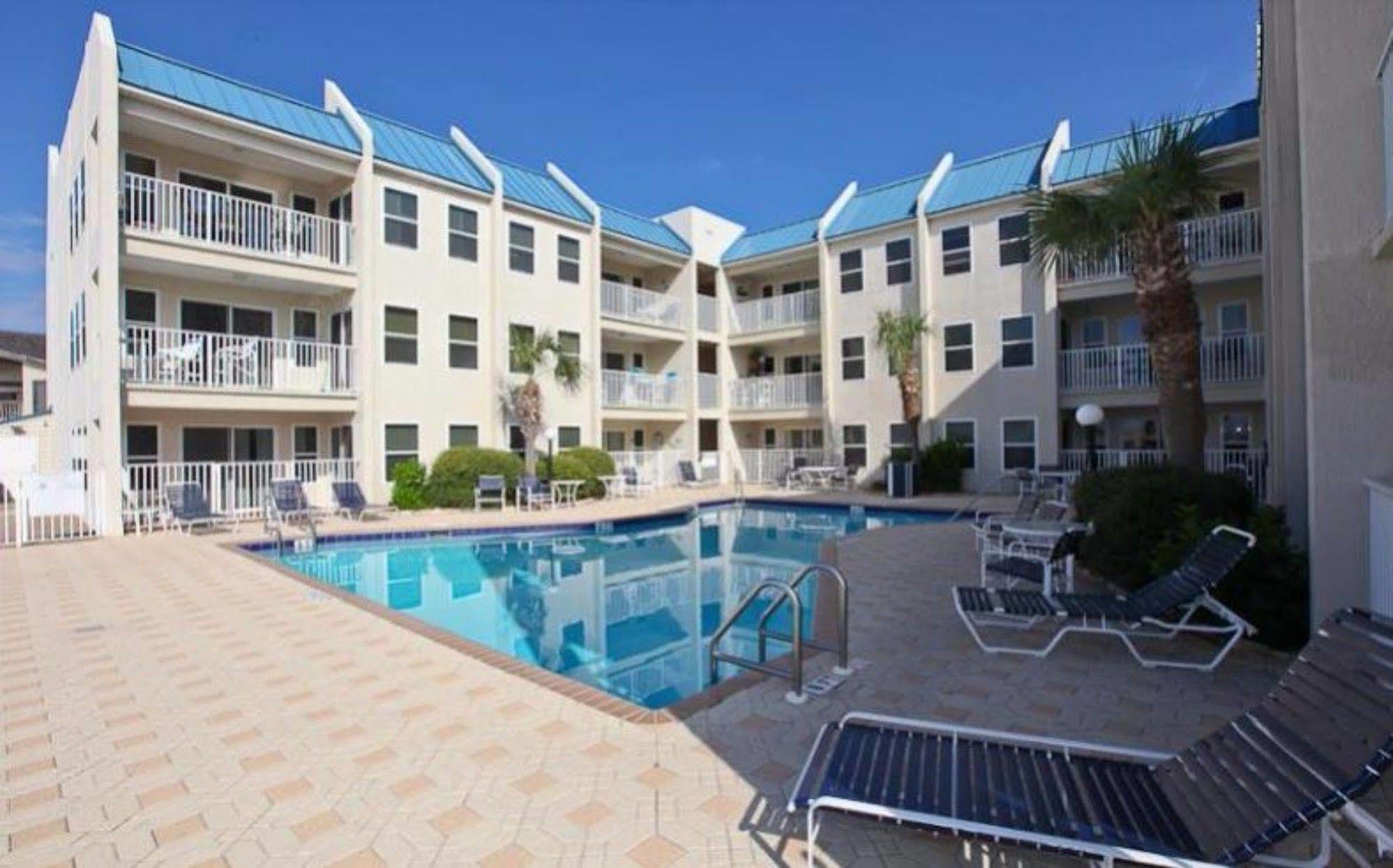Hotel Poolside By Isle 3*