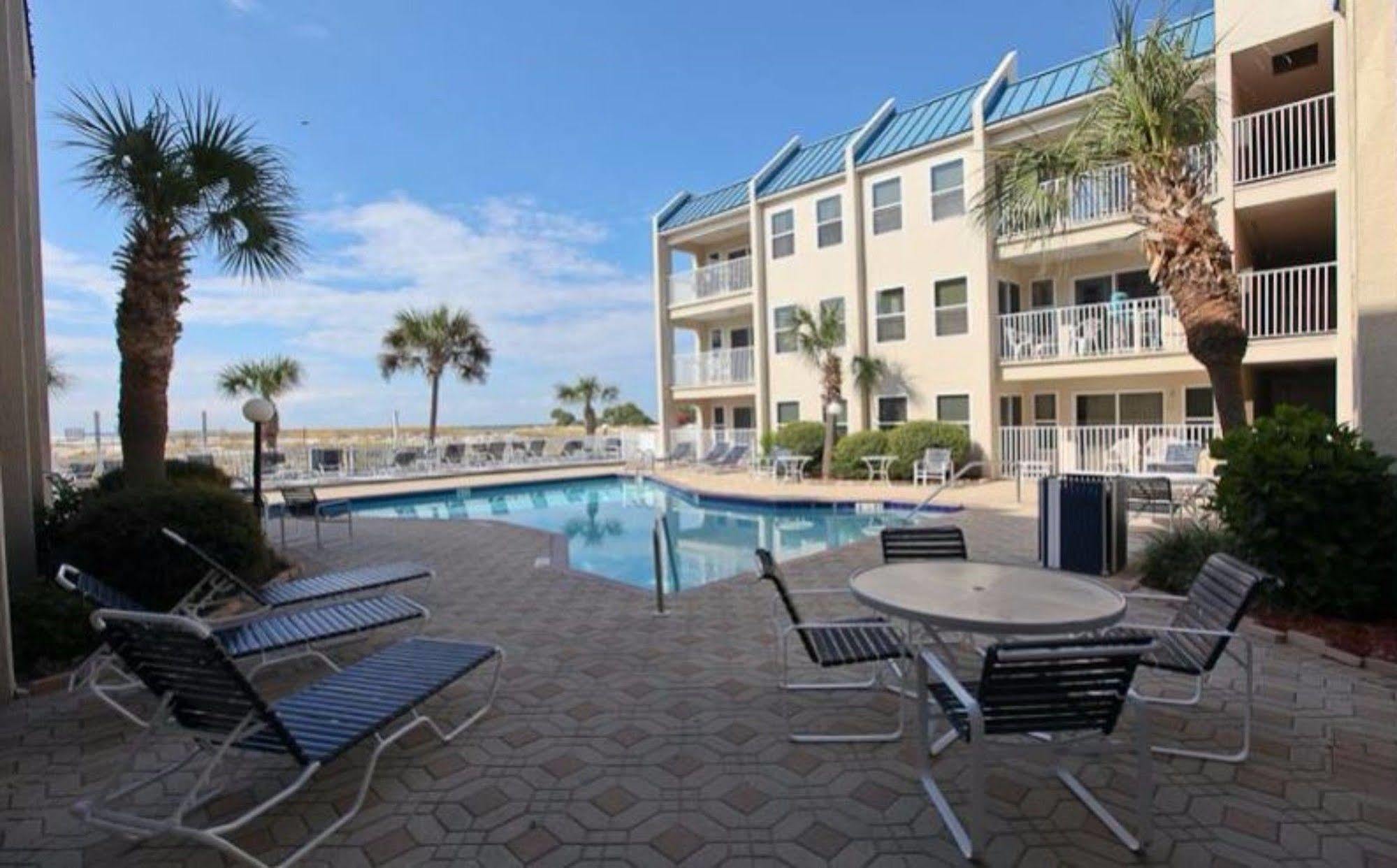 Hotel Poolside By Isle 3*