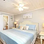 Deja View Beachfront Sunrise Beach Svc Included