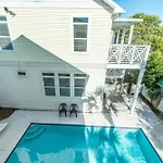 Brzee Bungalow