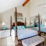 Green Reef # 4 Gorgeous Beachfront Townhome Sleeps 8