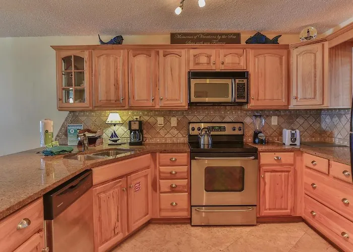 Destin On The Gulf 606 - 2 Bedroom Updated Gulf Front Property