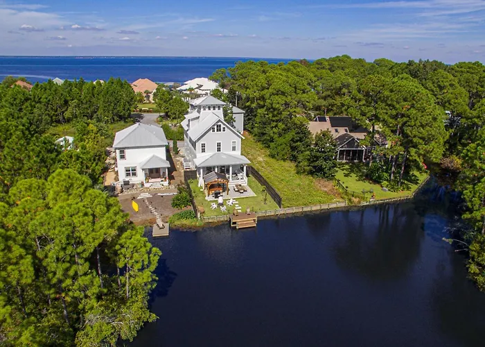 Edgewater By Avantstay Gorgeous Character Lakefront Home W Private Dock