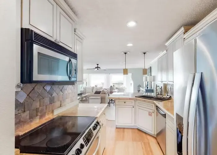 Green Reef # 4 Gorgeous Beachfront Townhome Sleeps 8