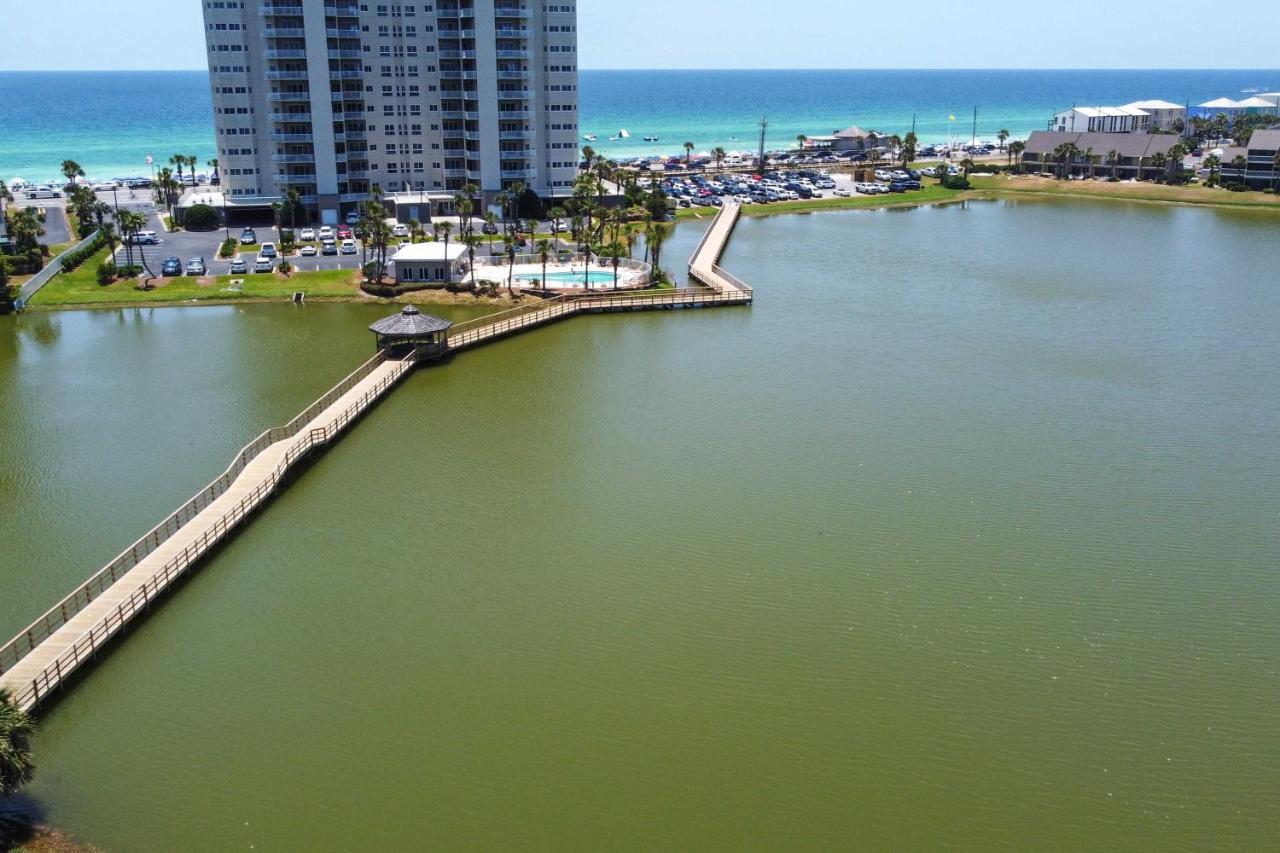Beachy Lakefront Escape - Walk To The Shore!