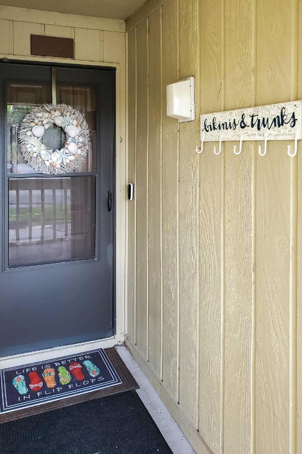Beachy Lakefront Escape - Walk To The Shore! Villa *