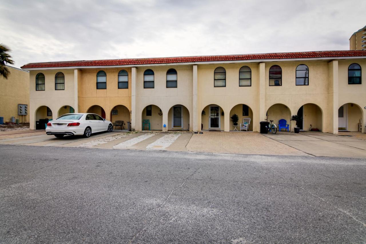 Townhome With Balcony - Walk To The Beach!