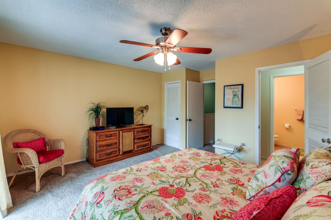 Townhome With Balcony - Walk To The Beach! *