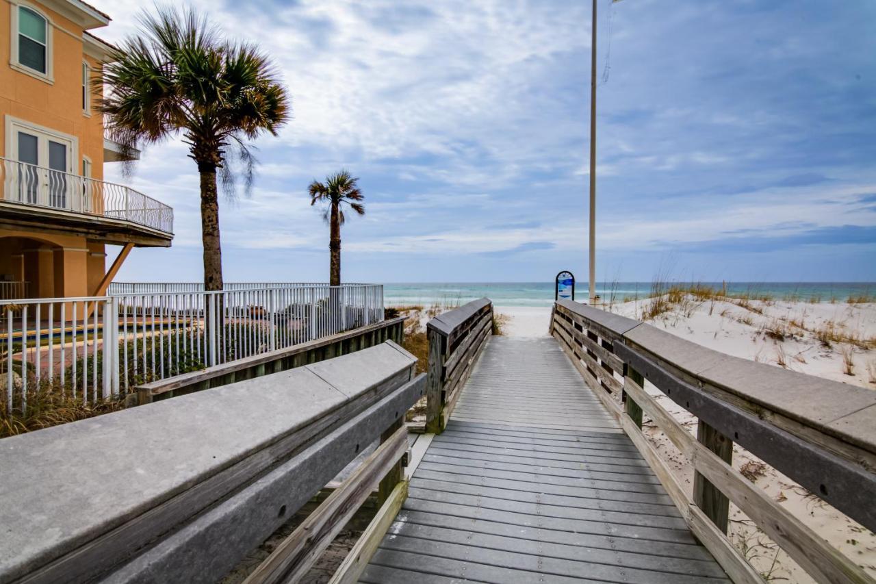 Townhome With Balcony - Walk To The Beach! Holiday home Destin