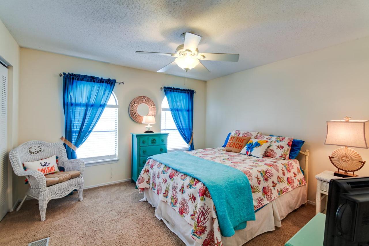 Townhome With Balcony - Walk To The Beach!