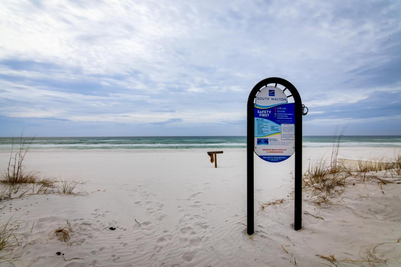 Townhome With Balcony - Walk To The Beach!