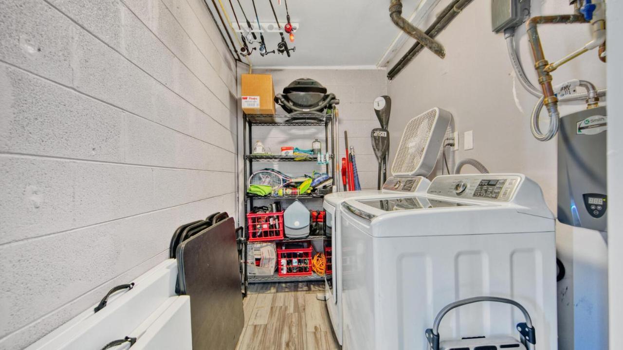 Red Hot Retreat - Updated Isle Townhome On The Harbor