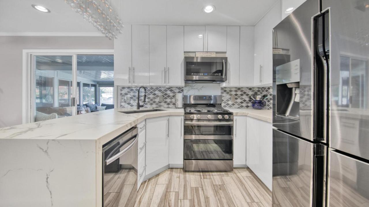 Red Hot Retreat - Updated Isle Townhome On The Harbor
