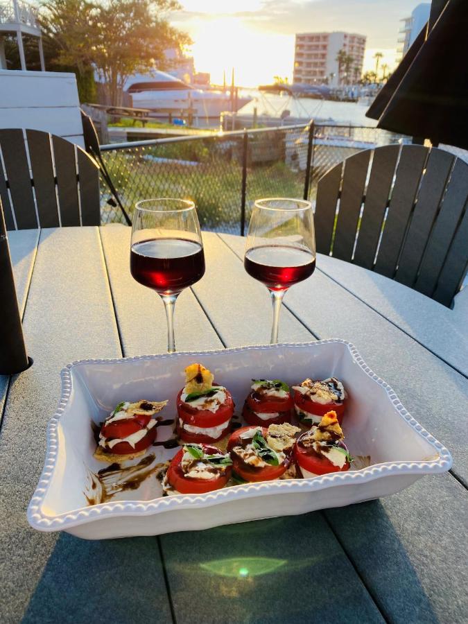 Red Hot Retreat - Updated Isle Townhome On The Harbor Holiday home *