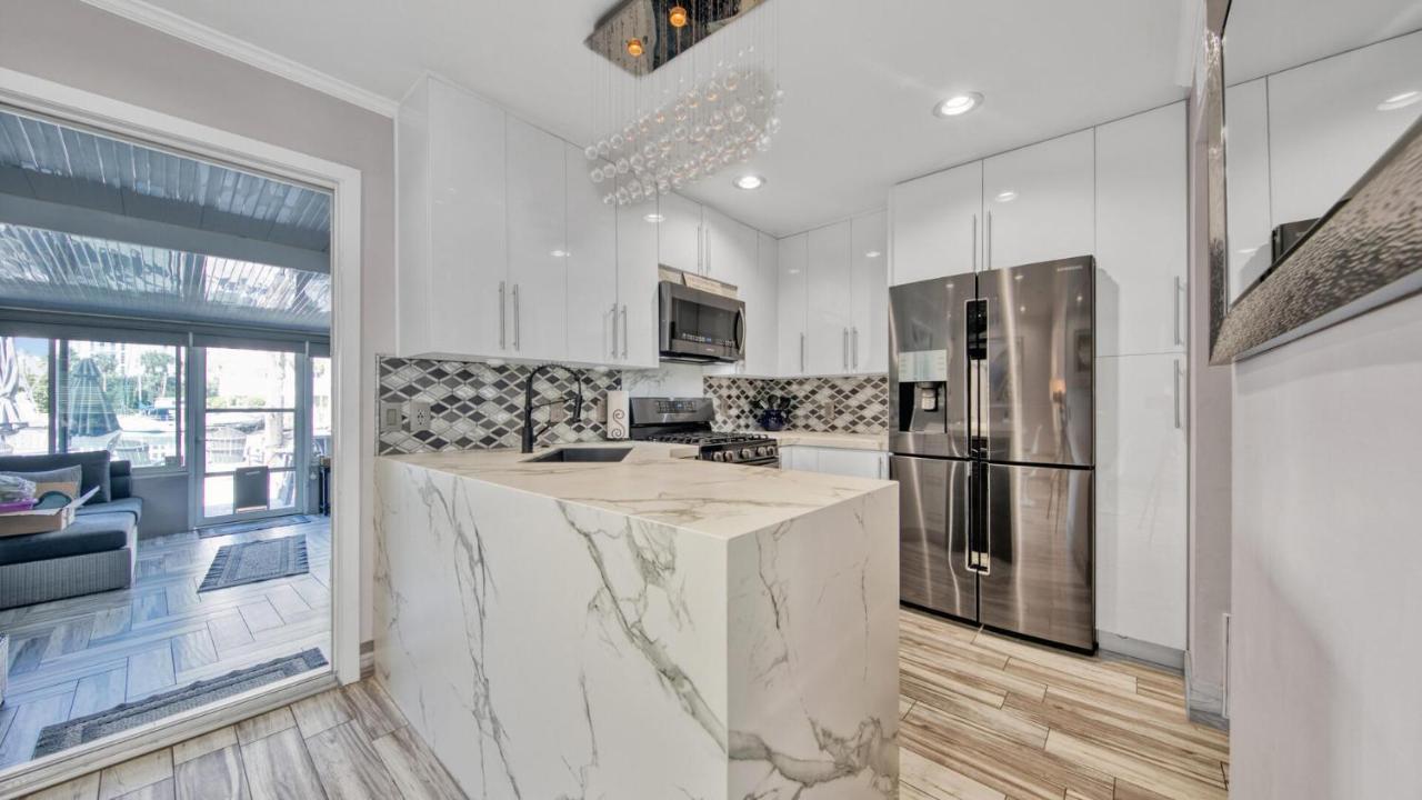 Red Hot Retreat - Updated Isle Townhome On The Harbor Destin