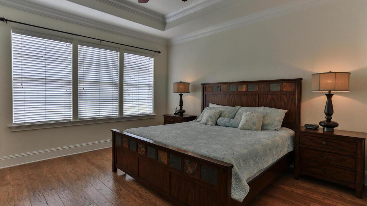 Playa Blanca - Steps To The Sleeps 14 Has Community Pool Holiday home Destin