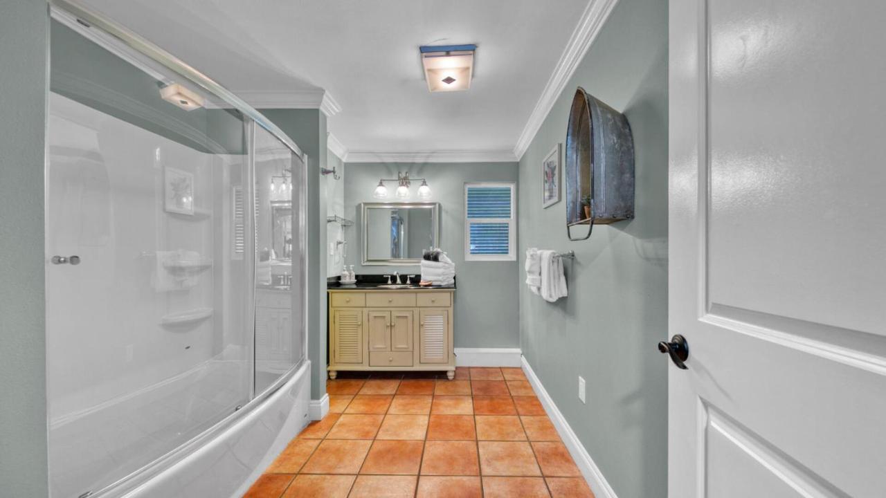 Holiday home Palm Breeze - Is A 4br With Private Pool And Boat Dock In Destin