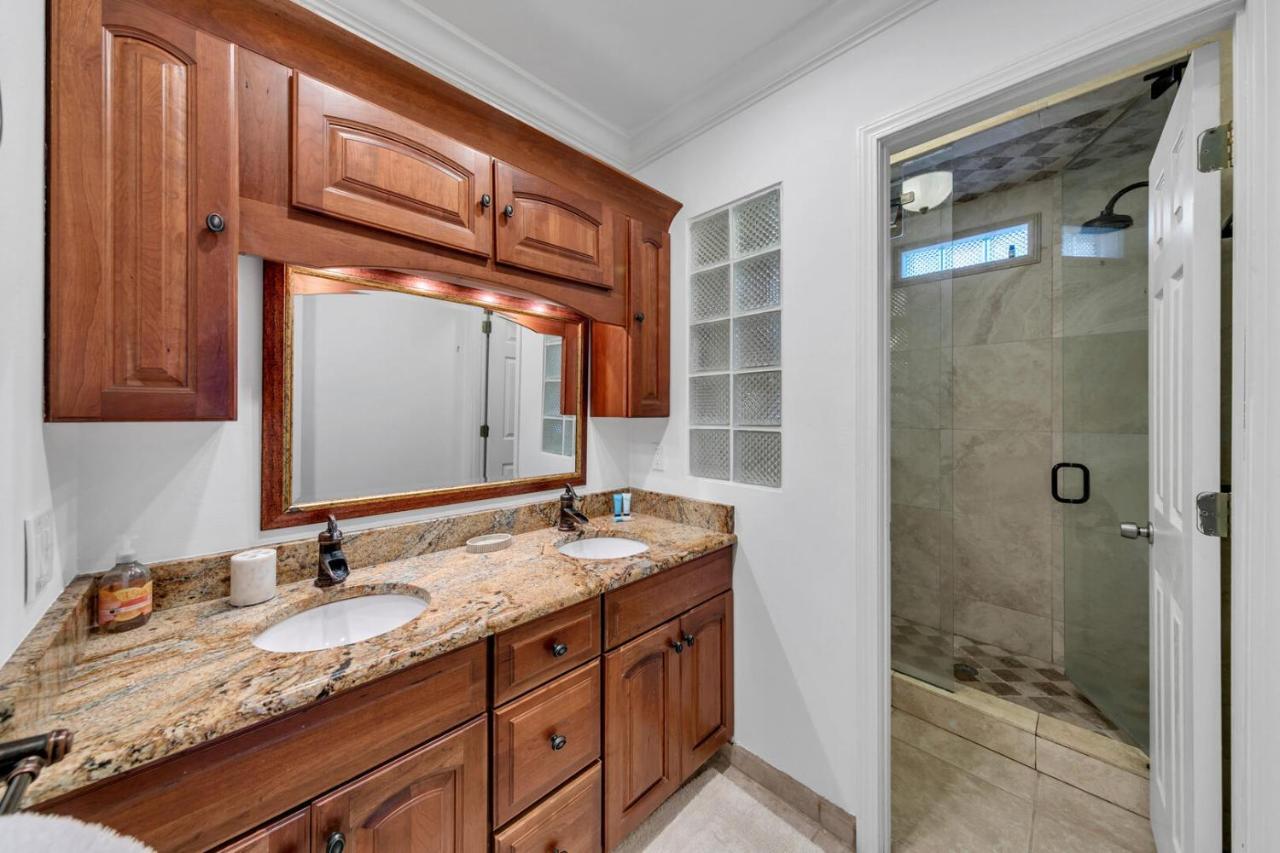 Henderson Haus - Is A Fabulous 3br Townhome In
