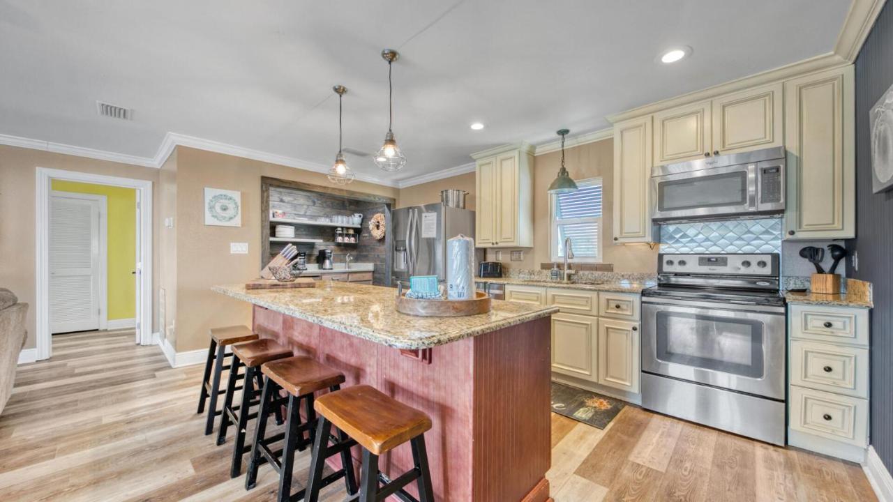 Palm Breeze - Is A 4br With Private Pool And Boat Dock In Holiday home *