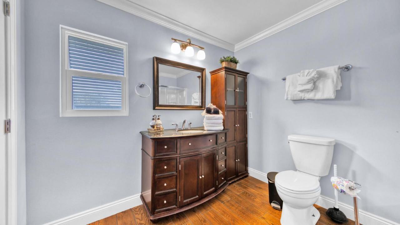 Palm Breeze - Is A 4br With Private Pool And Boat Dock In