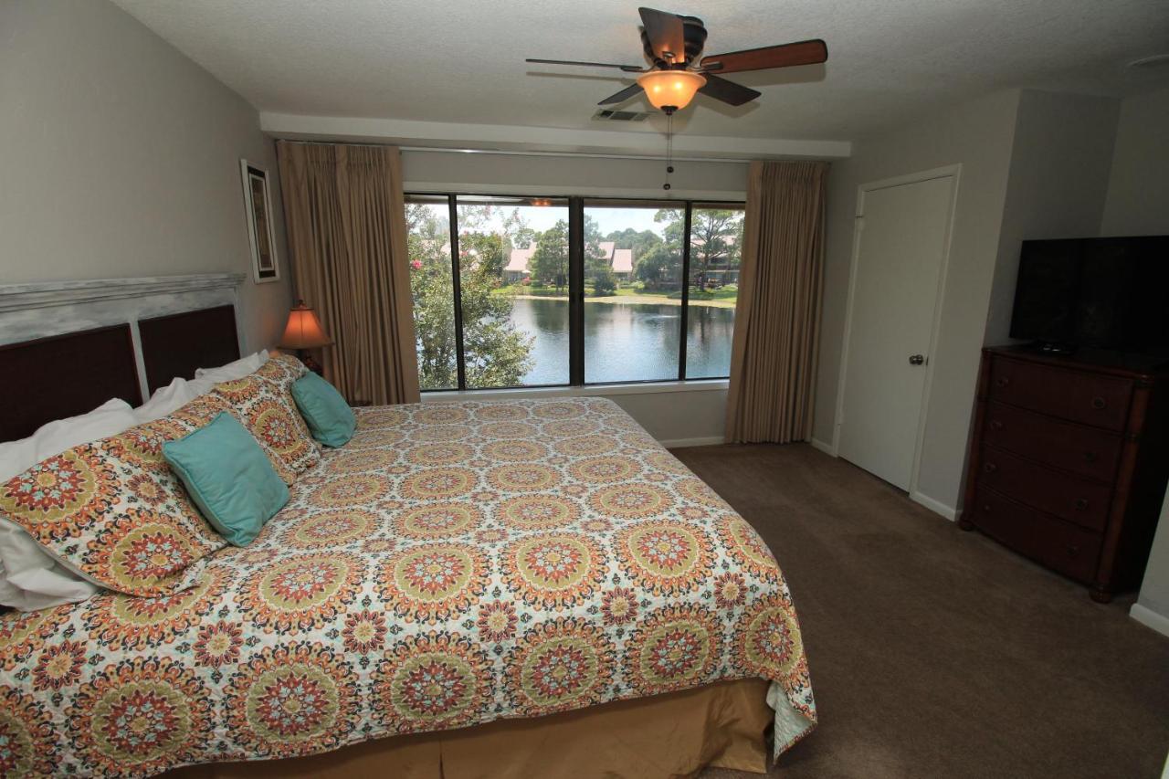 Holiday home Charming 2 Bed 2 Bath Overlooking Horseshoe Lake. Sandestin. Destin