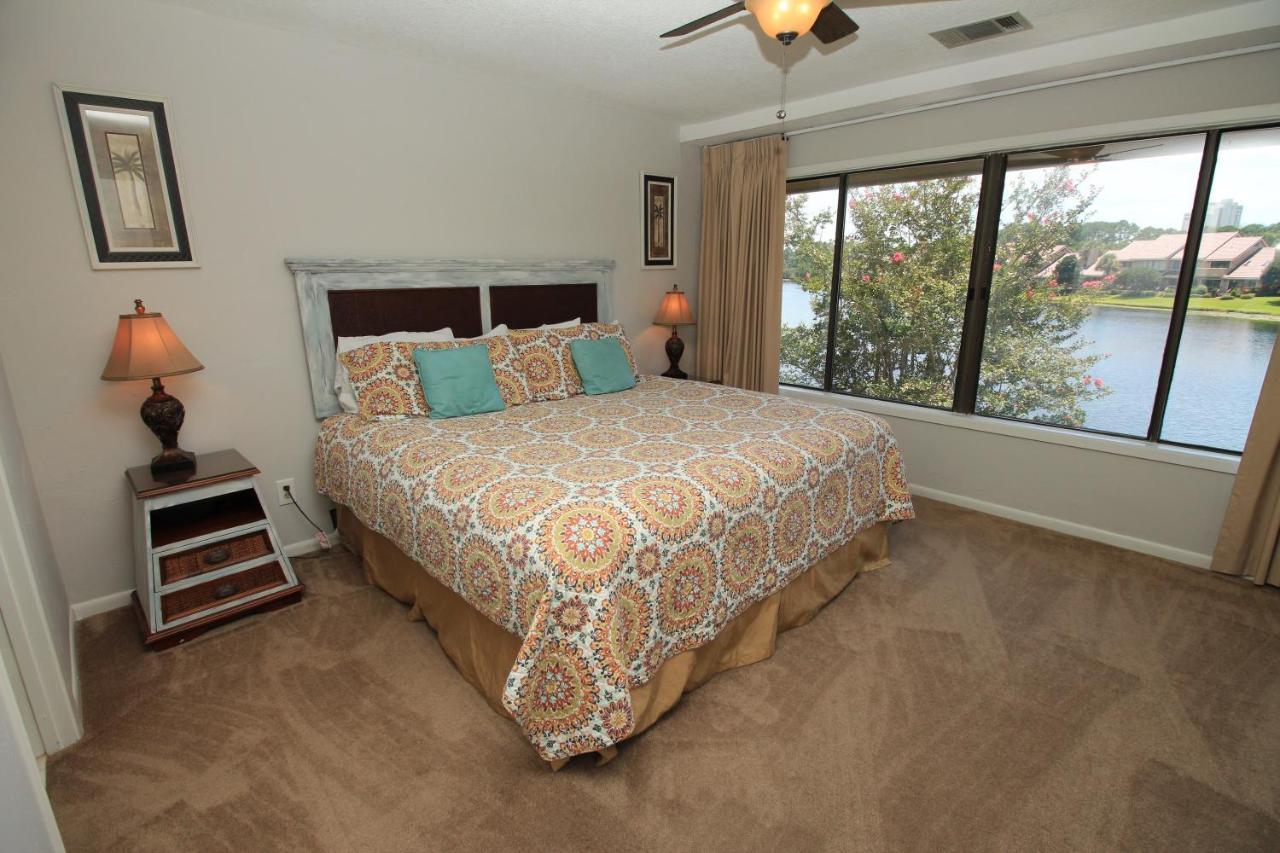 Charming 2 Bed 2 Bath Overlooking Horseshoe Lake. Sandestin. Holiday home Destin