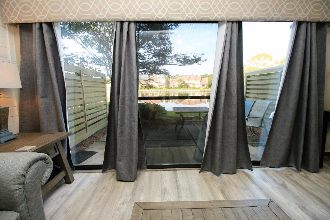 Charming 2 Bed 2 Bath Overlooking Horseshoe Lake. Sandestin. Holiday home