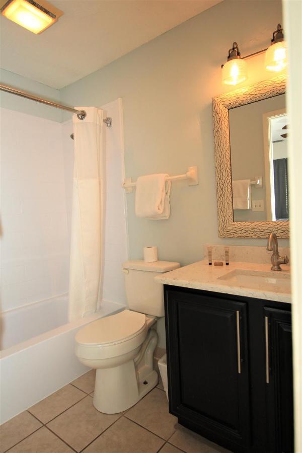 Charming 2 Bed 2 Bath Overlooking Horseshoe Lake. Sandestin. Holiday home *