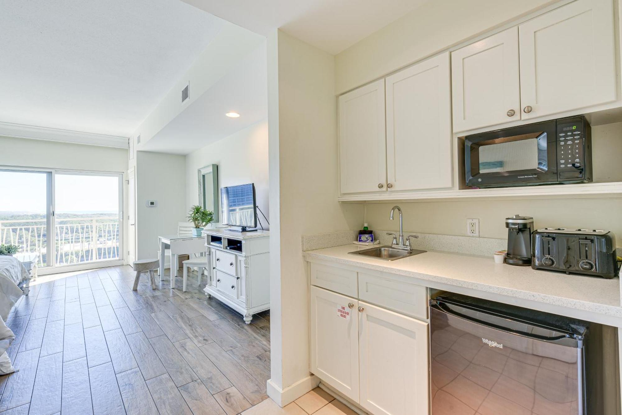 With Pool - Walk To Beach! Apartment *