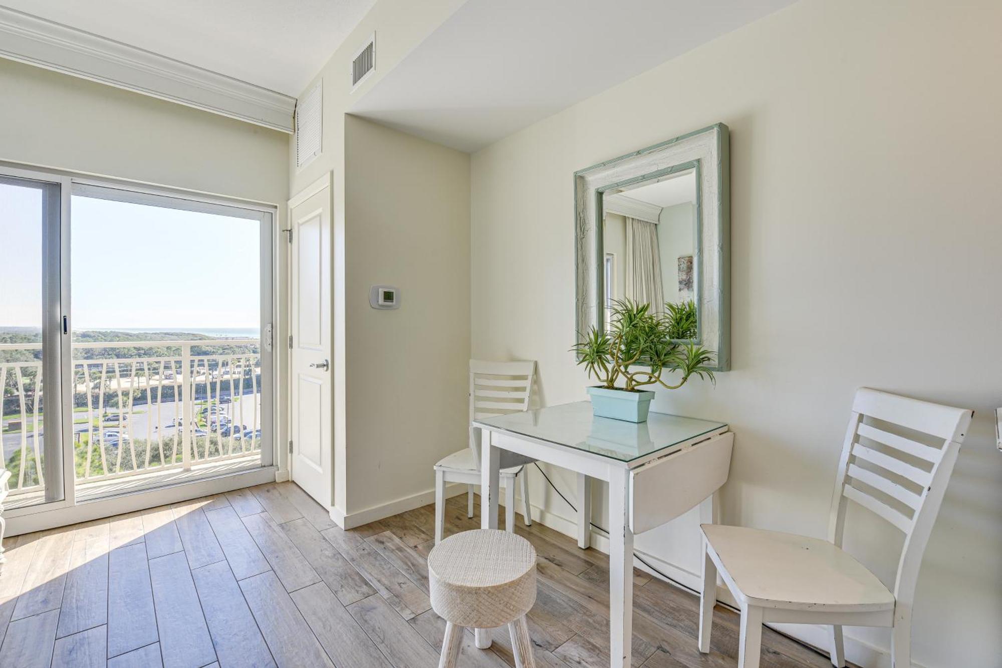 Apartment With Pool - Walk To Beach!