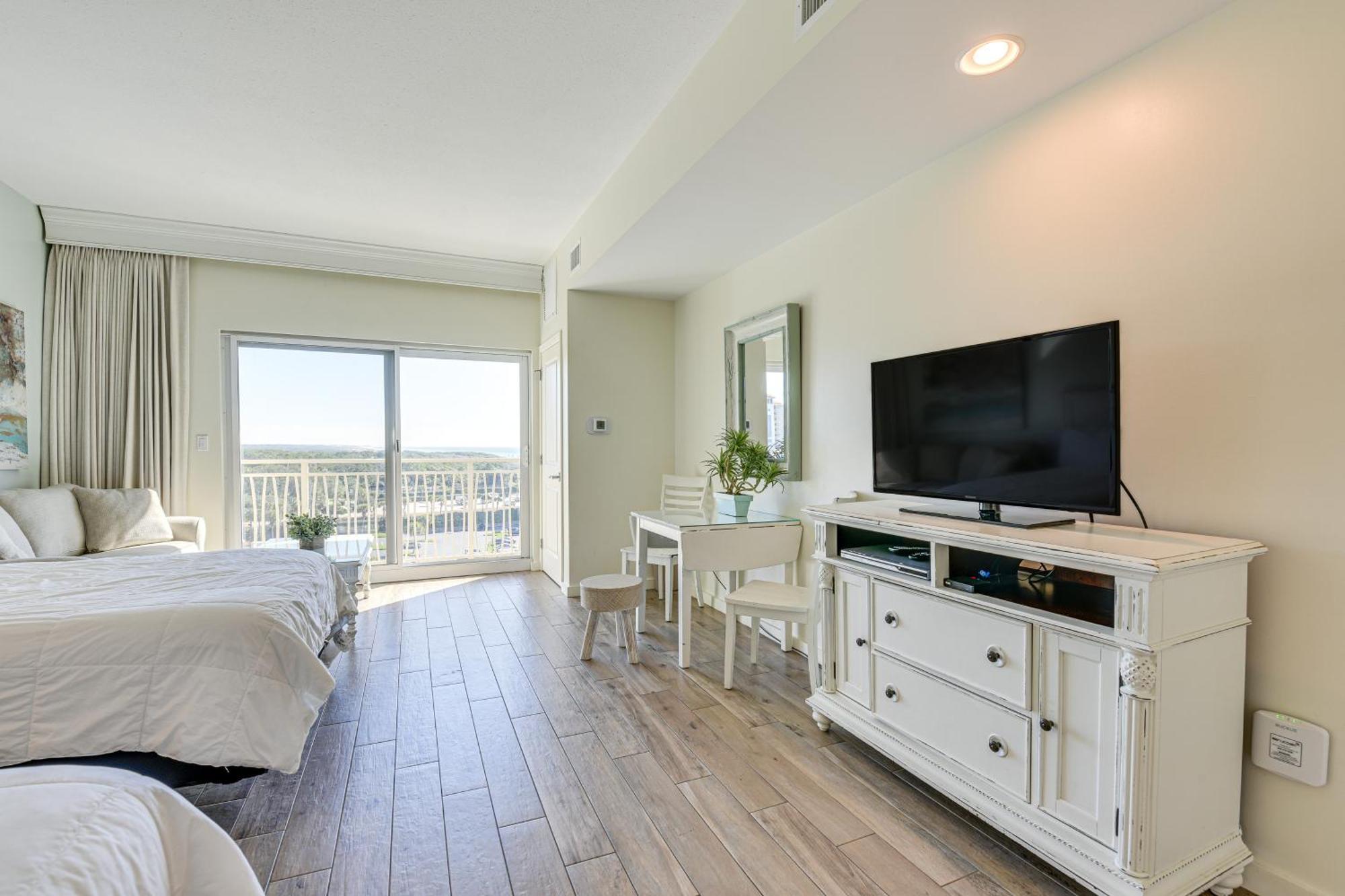 With Pool - Walk To Beach! Apartment Destin