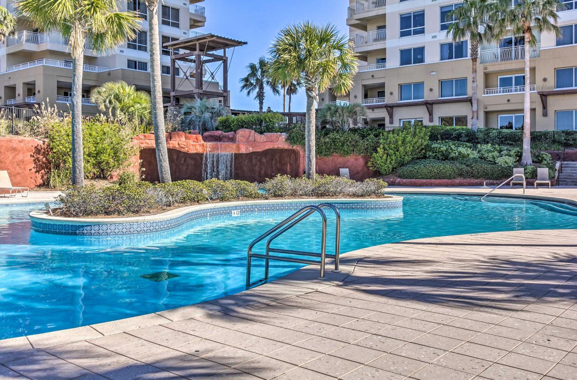 With Pool - Walk To Beach! Apartment