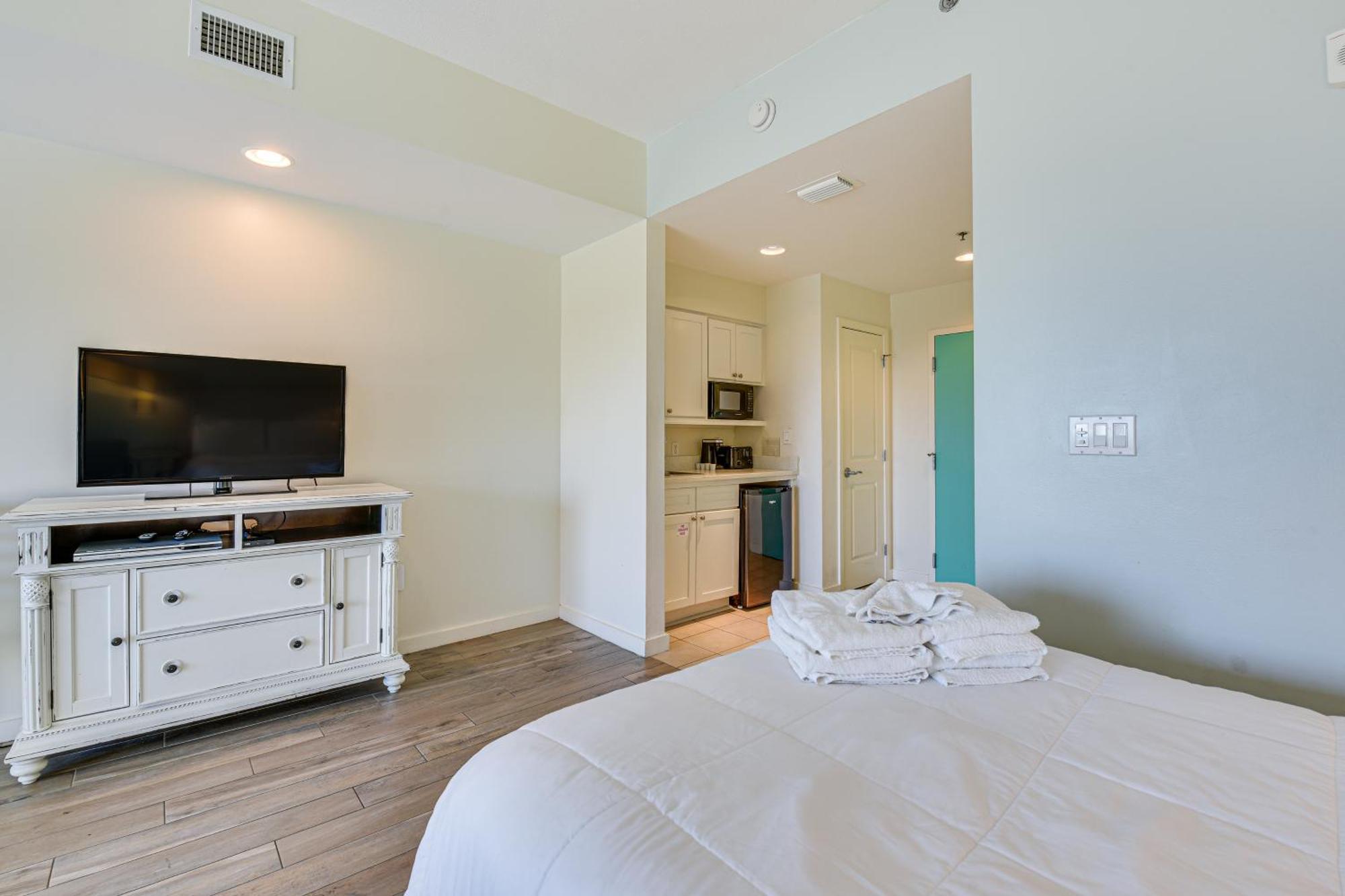 Apartment With Pool - Walk To Beach!