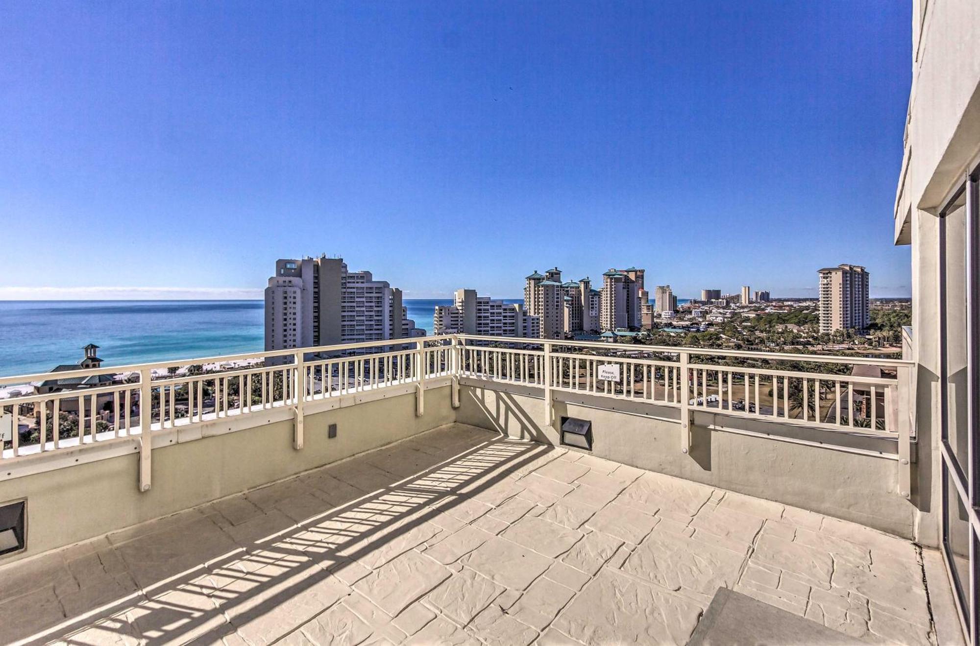 With Pool - Walk To Beach! Apartment *