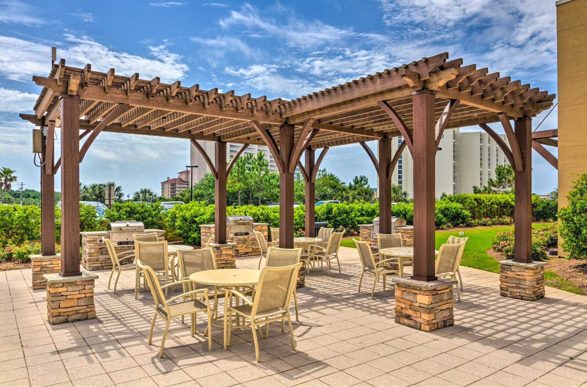 With Pool - Walk To Beach! Apartment *
