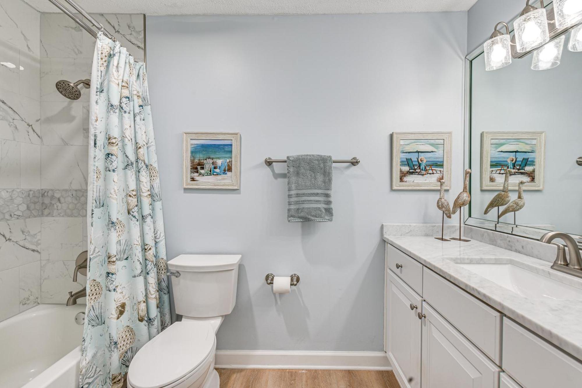 Villa Beachy Lakefront Escape - Walk To The Shore!