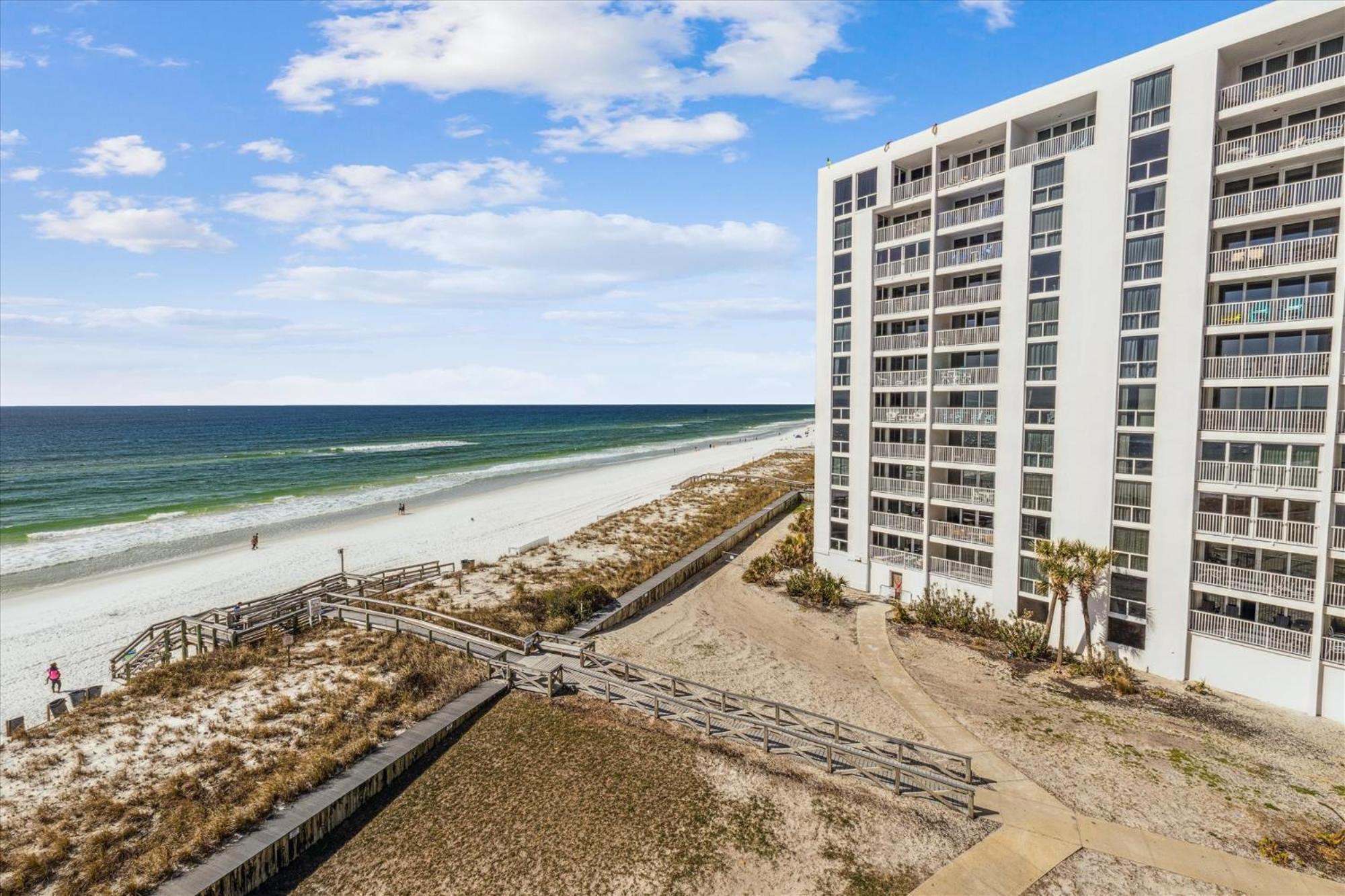 Apartment Shoreline Towers 1063 *