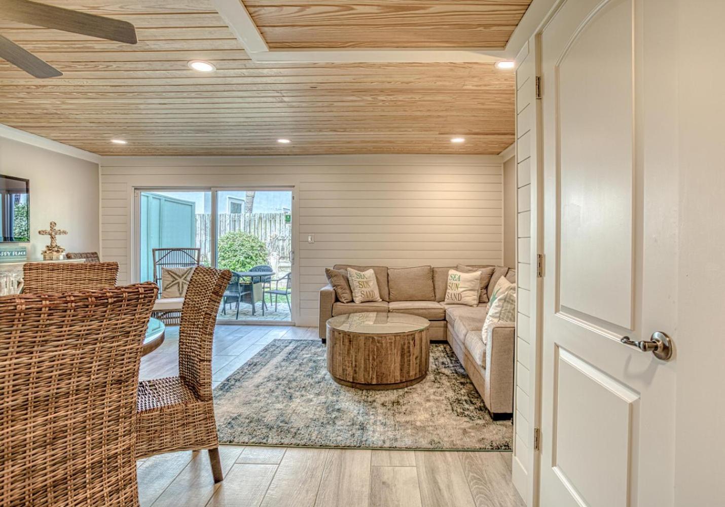 Southbay 101 Completely Remodeled 3 Bedroom Townhome Only 30 Yards From The Holiday home *