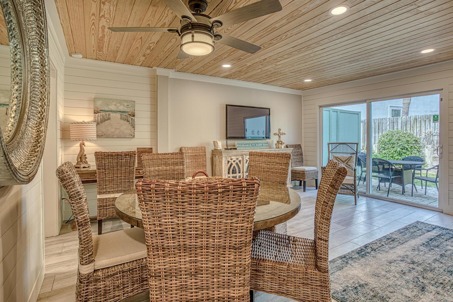 Southbay 101 Completely Remodeled 3 Bedroom Townhome Only 30 Yards From The Holiday home