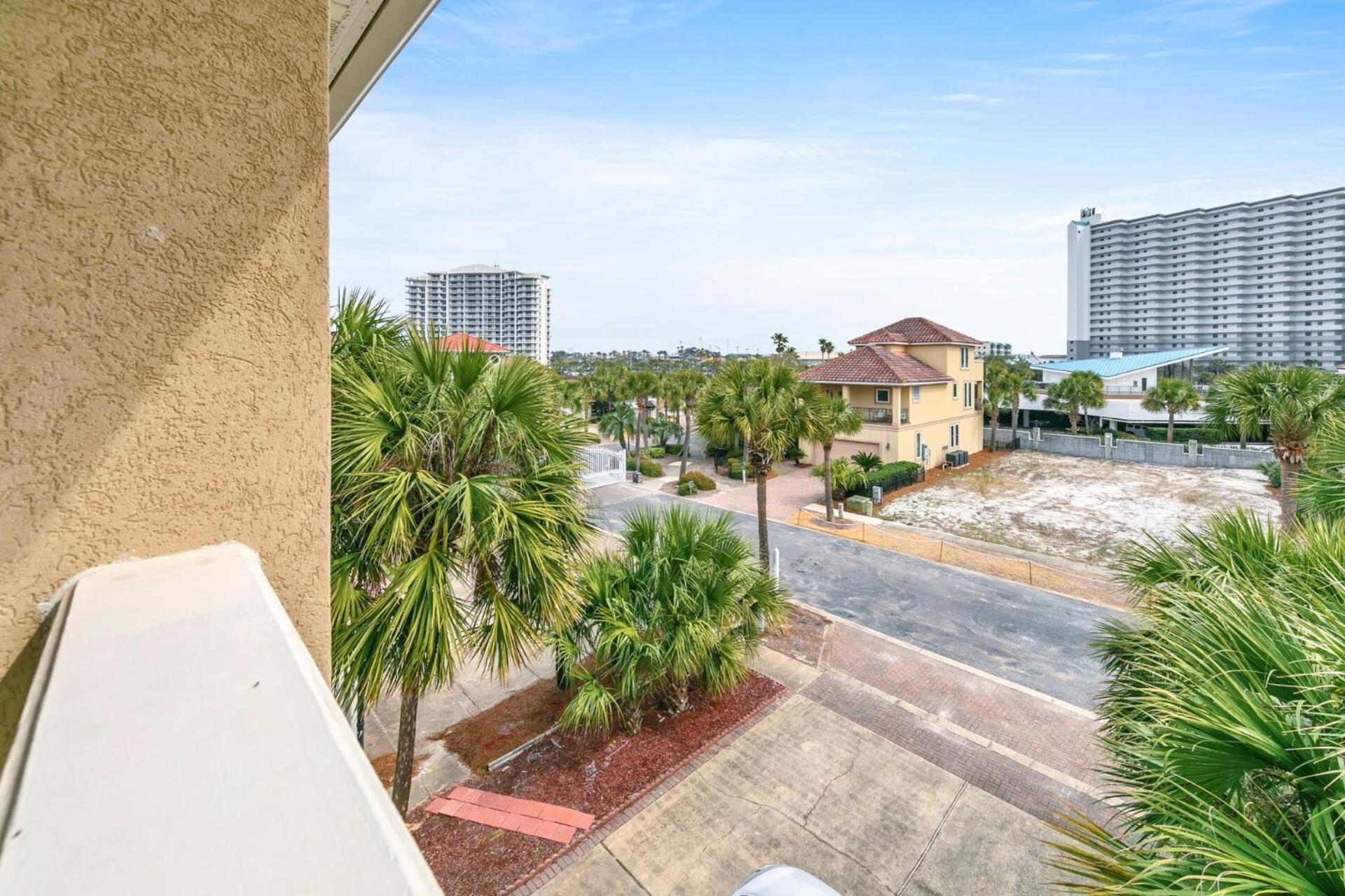 The Spyglass A 5 Bed 3 Bath House That Sleeps 14 And Just 67 Steps From The Destin