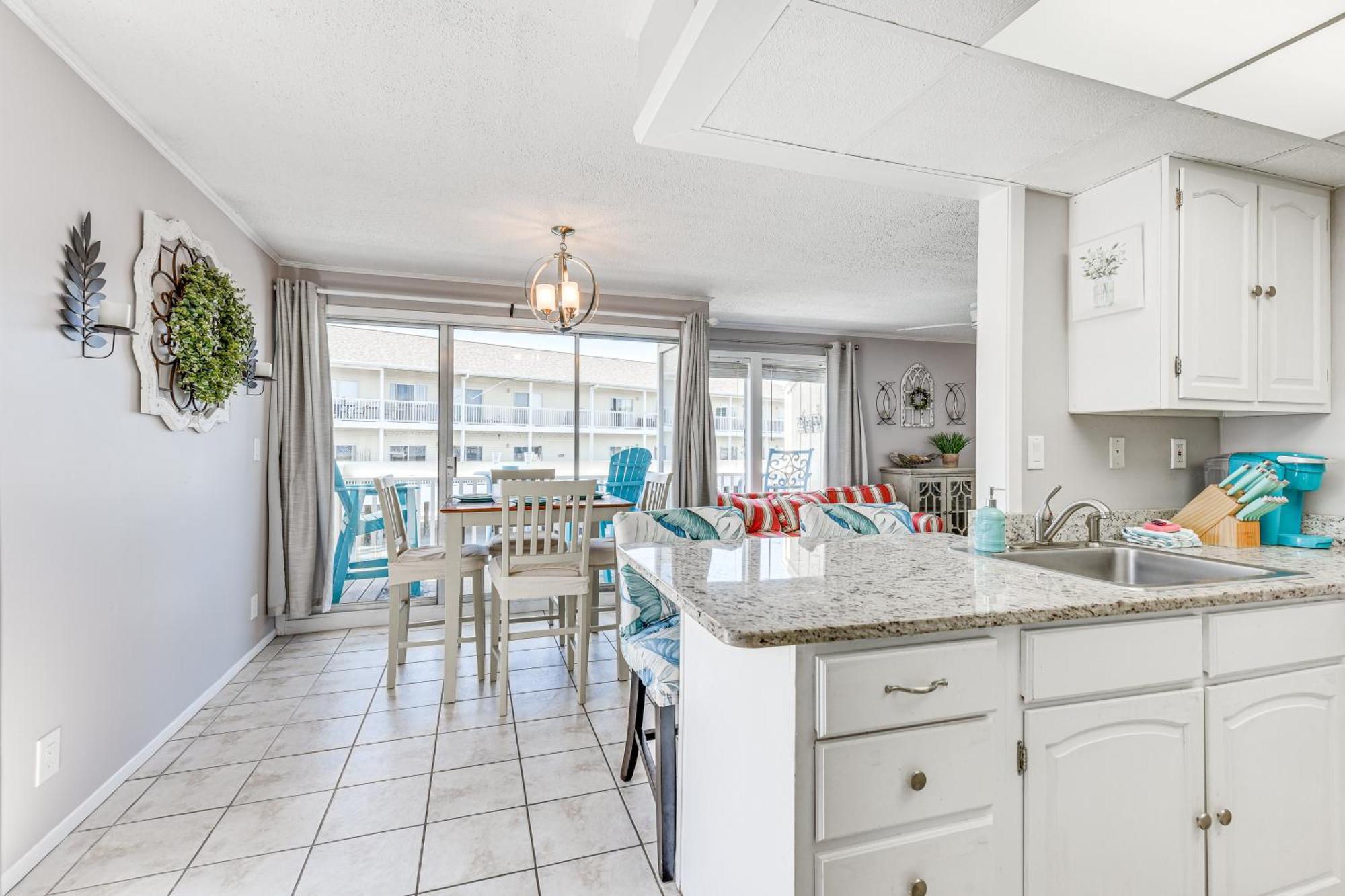 Canalfront With Pool - Walk To Beach! Apartment