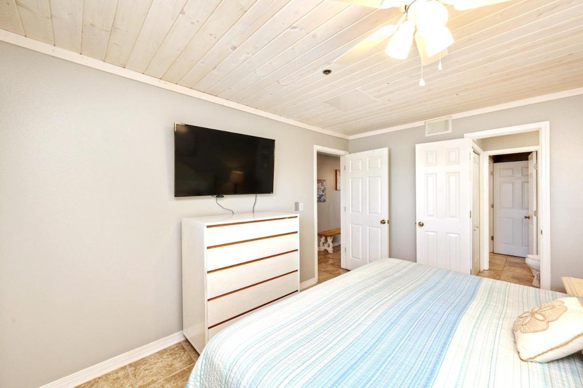 Deja View Beachfront Sunrise Svc Included Holiday home *