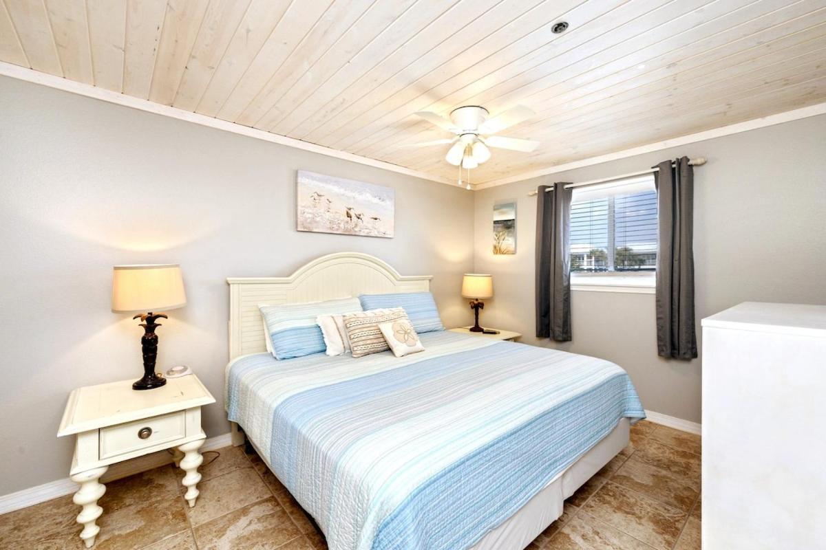 Deja View Beachfront Sunrise Svc Included Holiday home *