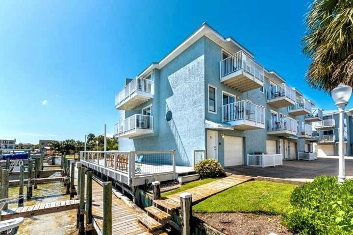 Sea-renity 4 Waterfront Balconies Gated Holiday home *