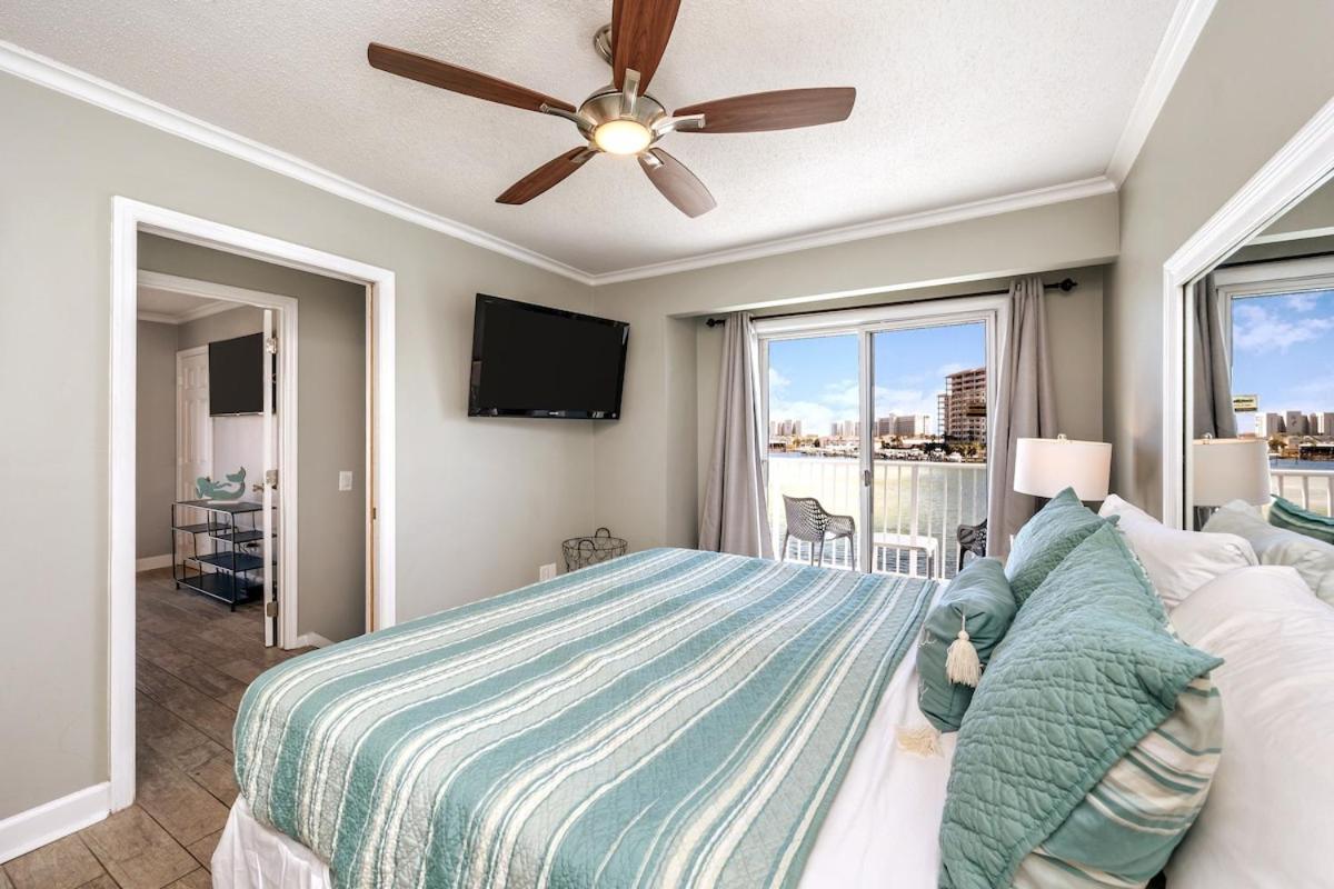 Holiday home Sea-renity 4 Waterfront Balconies Gated