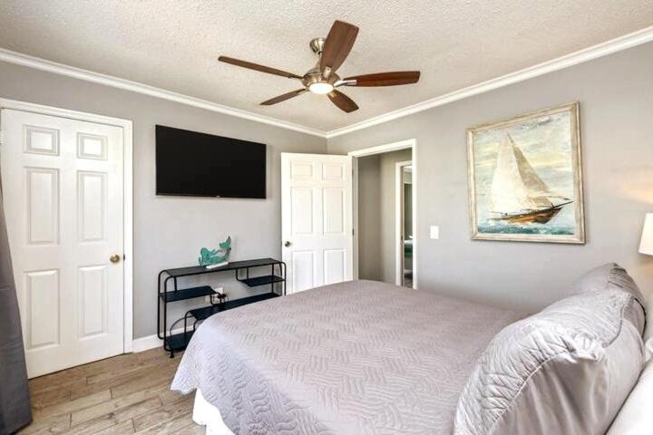 Sea-renity 4 Waterfront Balconies Gated Holiday home *