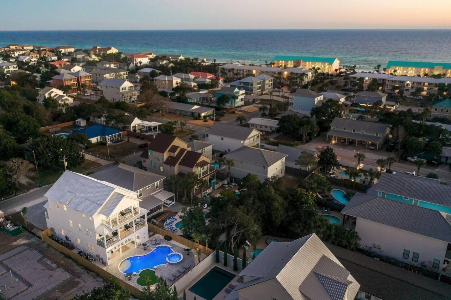 Luxury 8br House With Pool, Spa, Golf Putting Holiday home Destin