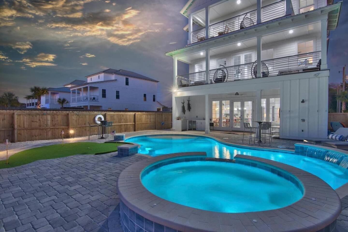 Luxury 8br House With Pool, Spa, Golf Putting Holiday home *